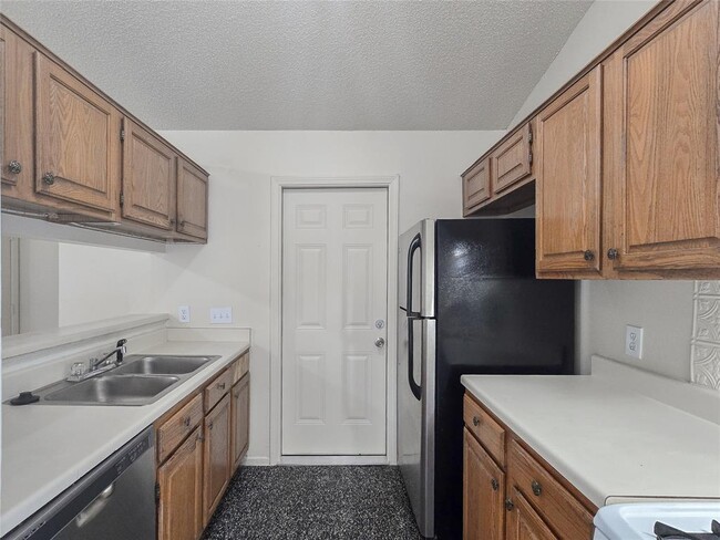 Building Photo - 626 Greenlawn Blvd