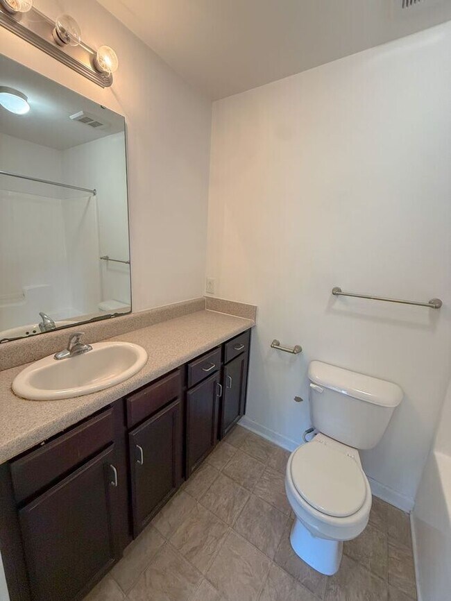 Building Photo - 4 Bed 4 Bath Condo with New carpet available now!!!