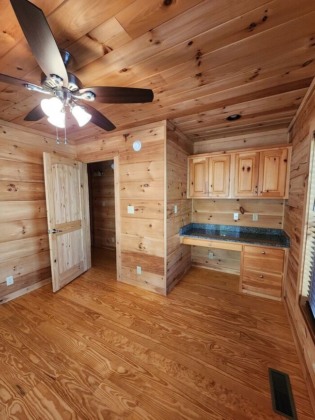 Building Photo - LOCATION! Black Mountain Log Cabin with a ...