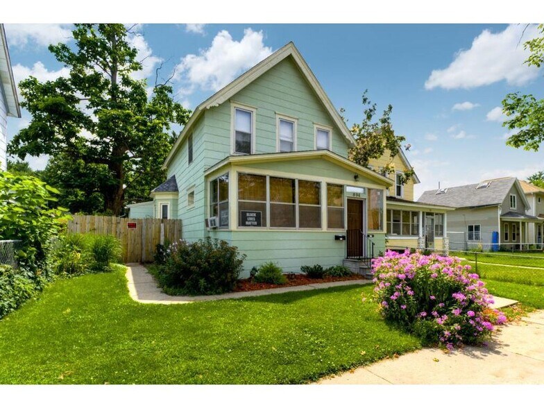 Lower level - 894 Beech St