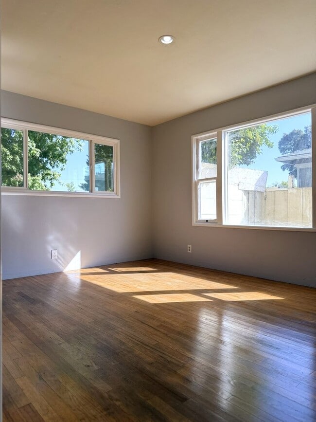 Building Photo - Spacious 2/2 home near shopping