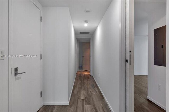 Building Photo - 801 S Miami Ave