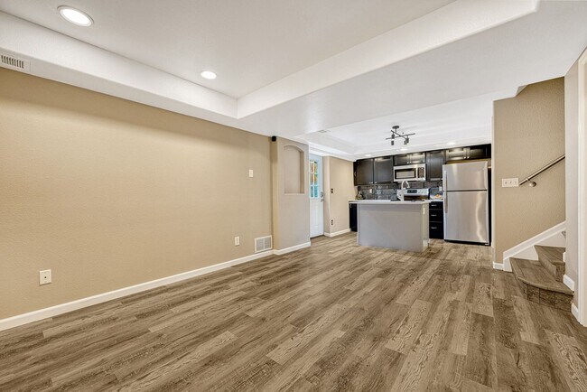 Building Photo - 1 bedroom, 1 bathroom Apartment