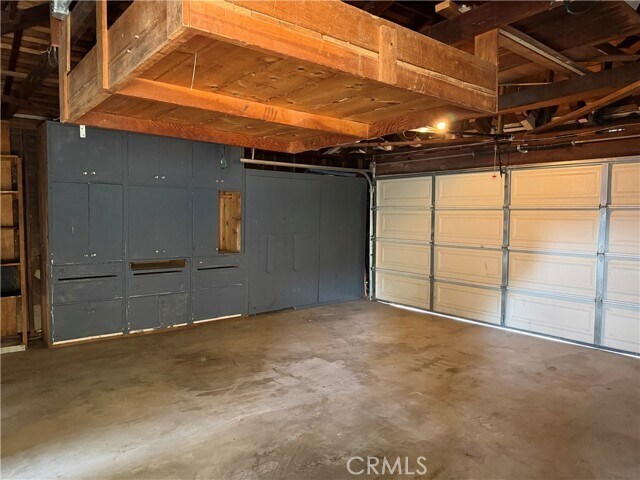 Building Photo - 944 N Primrose Ave