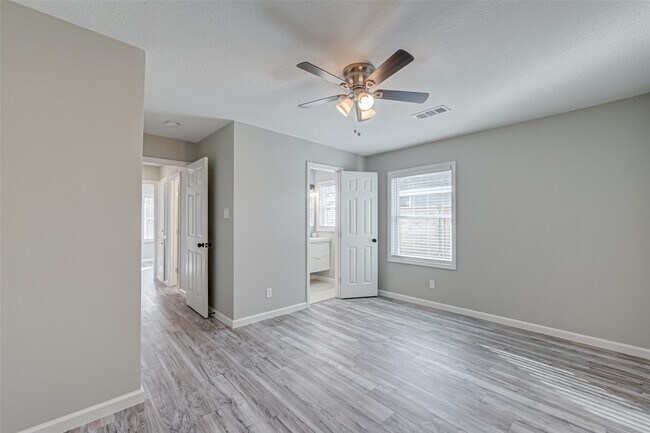 Building Photo - 1914 Lynnview Dr