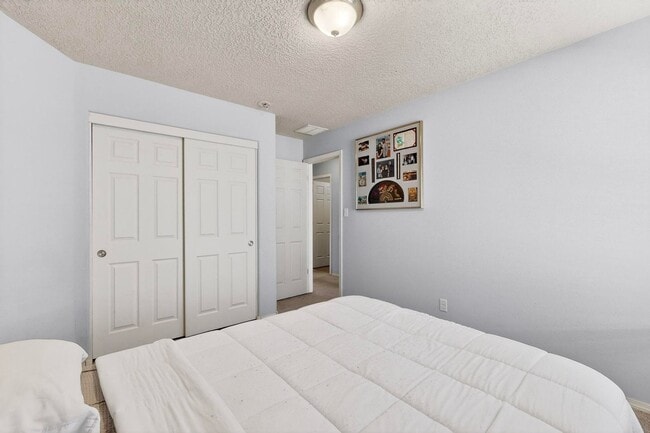 Building Photo - Montano Unser NW 3/4 bedroom 2/bath 2/Car garage