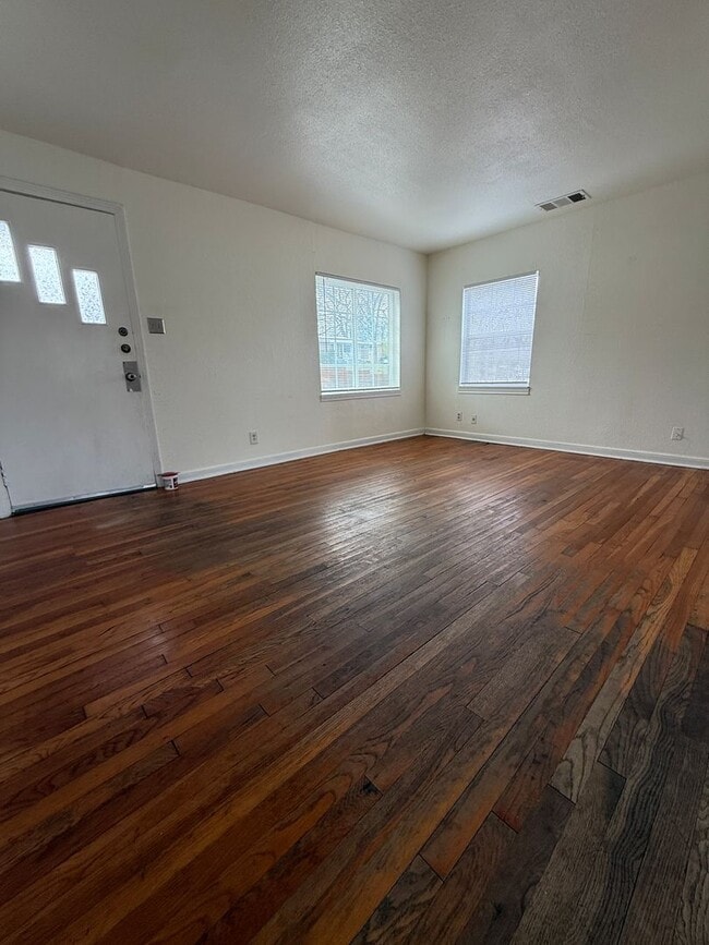 Building Photo - Rare 2/1 w/ Basement in Cherrywood!