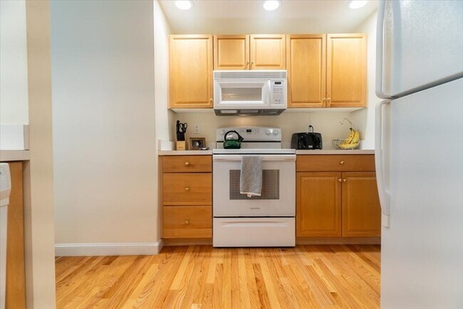 Building Photo - 68 Village Dr