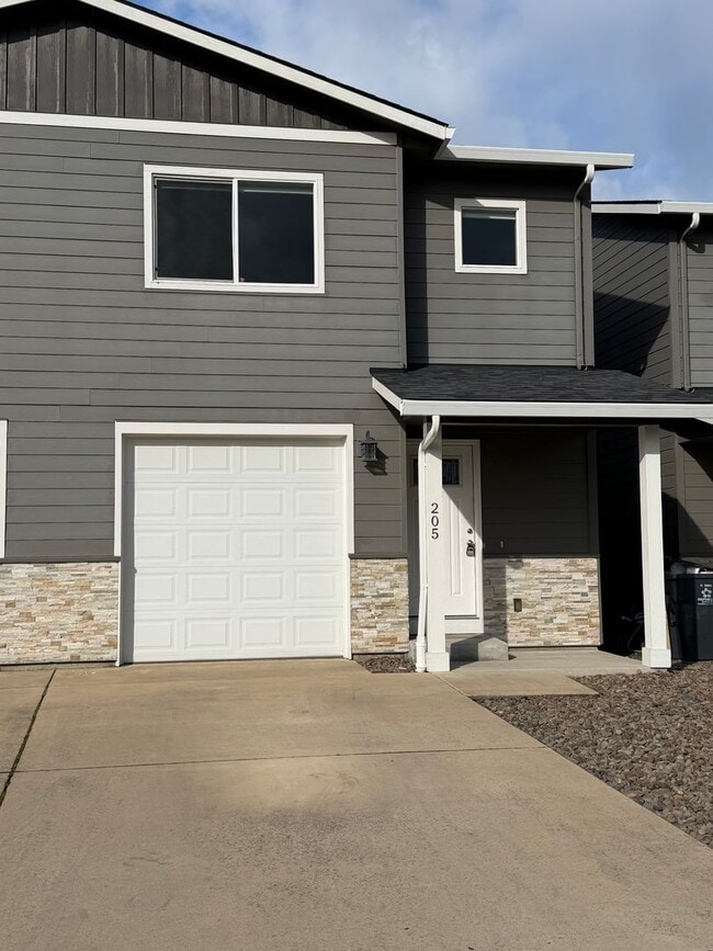 Building Photo - **MOVE IN SPECIAL!** 3 Bedroom Duplex Close to Shopping and Schools!