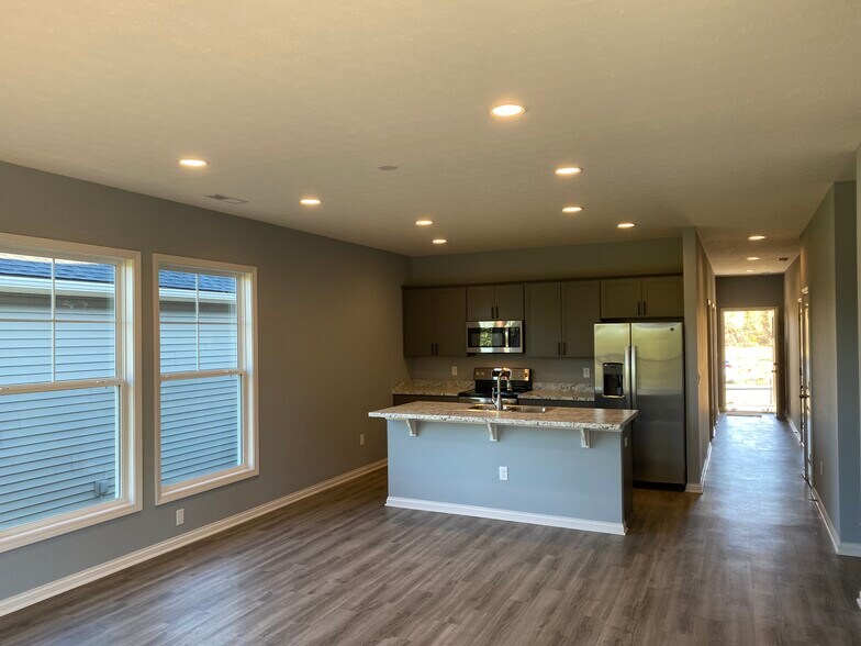 Building Photo - 6557 Valley Brook Trce