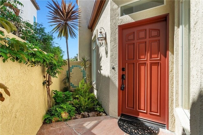 Building Photo - 11 Reina