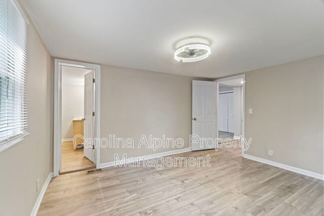 Building Photo - 175 Uphill Dr