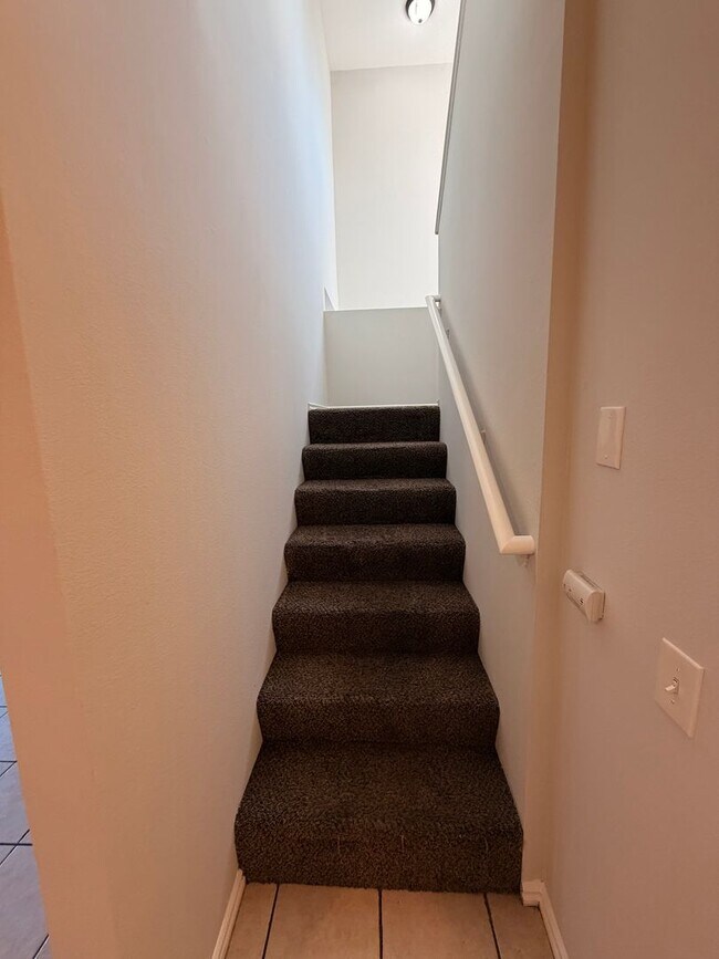 Building Photo - Spacious 3 bedroom w/ attached 2 Car Garage For Rent!