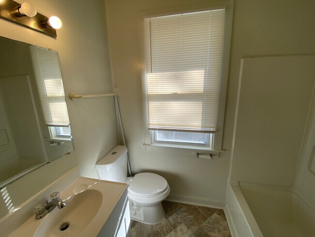 Building Photo - Spacious Duplex Unit Near Duke and Downtown / All Appliances and Fenced Backyard