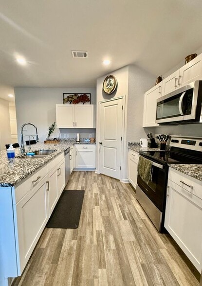 Building Photo - 302 Del Monte Dr