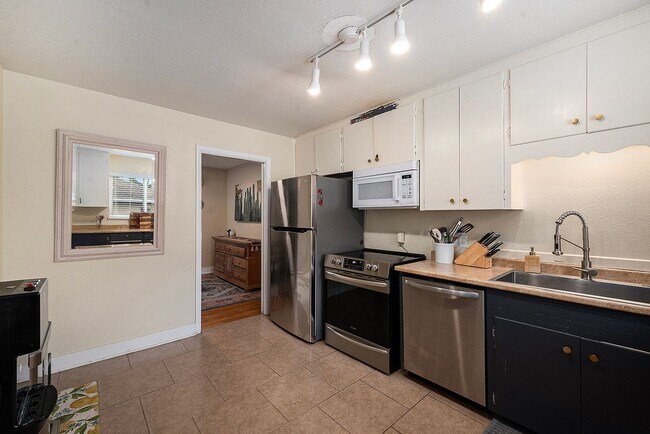 Building Photo - Spacious Top Unit of Quadplex Available So...