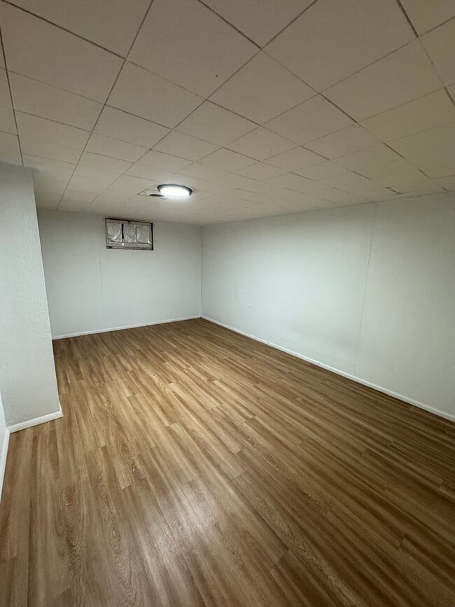 Building Photo - Cozy Home