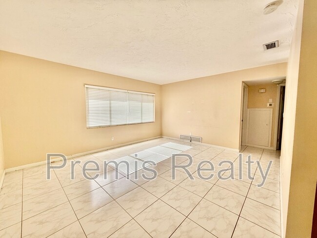 Building Photo - 2671 Pinehurst Ave