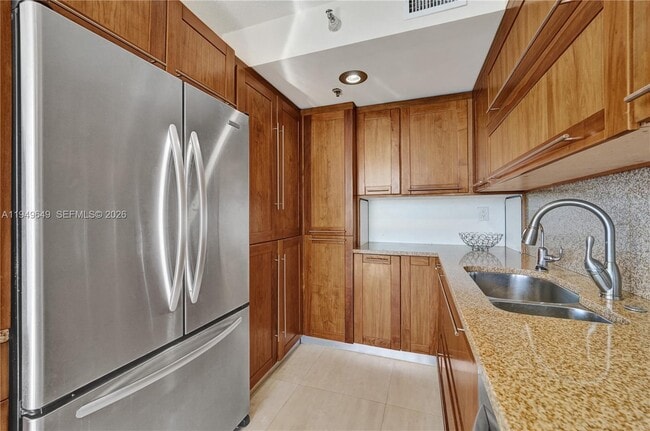 Building Photo - 3500 Mystic Pointe Dr