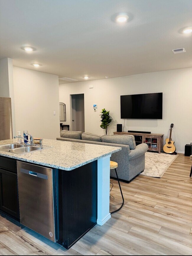 Building Photo - 3-bedroom 2-bathroom house!