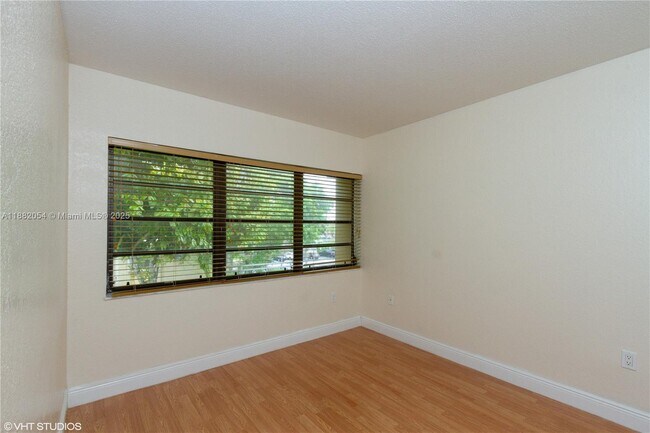 Building Photo - 10405 N Kendall Dr