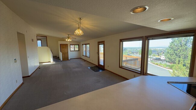 Building Photo - 3405 SW Hillcrest Dr