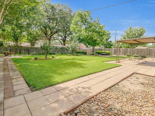 Building Photo - 805 Bluebonnet Ln