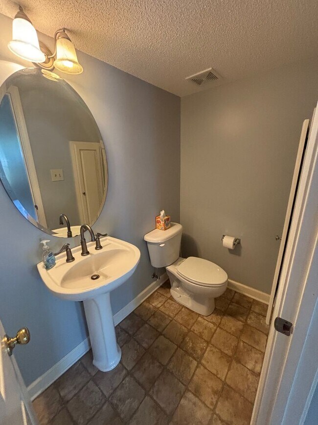 Building Photo - Beautifully Maintained Townhome In The Heart Of Town!