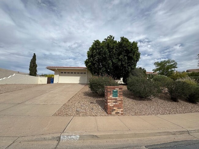 Building Photo - Modern Living Meets Outdoor Luxury in North Phoenix