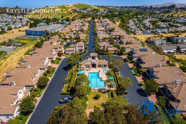Building Photo - Luxurious Living in Gated Villa Del Mar Co...