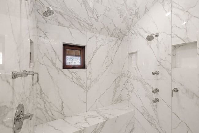 Building Photo - 472 Thunderbowl Ln