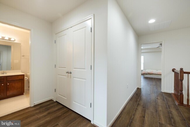 Building Photo - 42557 Dreamweaver Dr