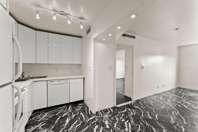 Building Photo - 2285 Peachtree Rd NE