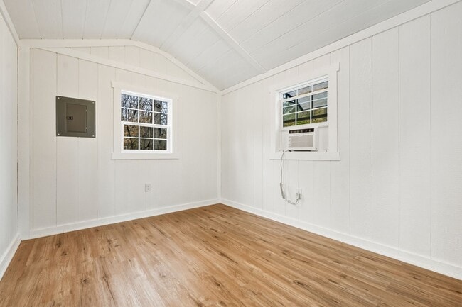 Building Photo - Beautiful 2 bed/1.5 bath with large fenced yard and separate office!