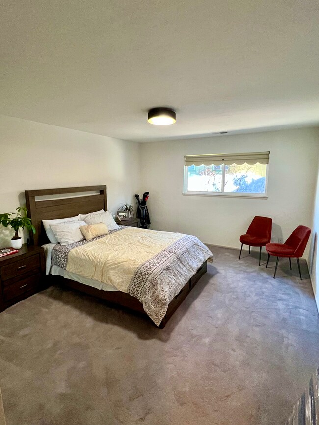 Guest bedroom - 924 Linda Ave