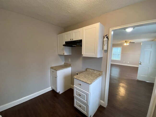 Building Photo - 1311 Robin Hood Ln