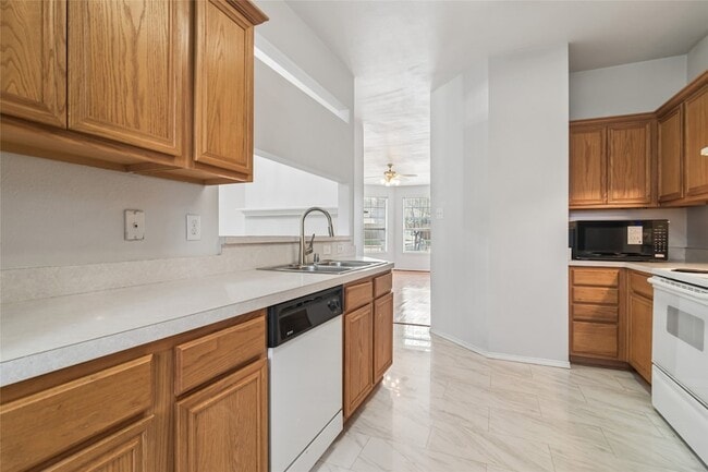 Building Photo - 3805 Brandon Park Dr