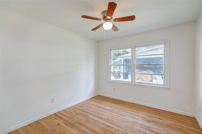 Building Photo - 1319 Elm St