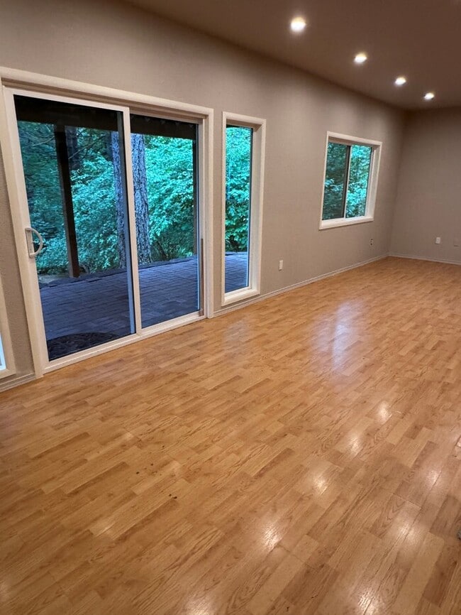 Building Photo - Spacious 4 Bed Home Backing to Private Woodland Trails! Finished Basement, Large Deck, Office, Pe...