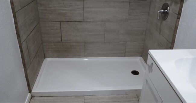 Ceramic tile shower - 312 Maxine Ave