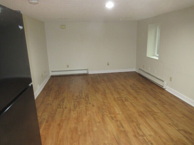 Building Photo - 11629 Ravenna Rd