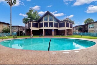 Building Photo - 7047 Bissonnet St