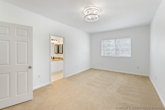 Building Photo - 4964 SE Mariner Garden Cir