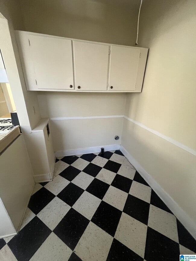 Building Photo - 915 40th St S