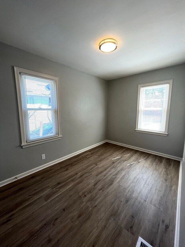 Building Photo - 3 Bedroom, 2 Bathroom Home With Garage Available for Pre-Lease!