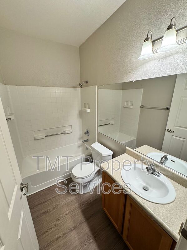 Building Photo - 5201 Laguna Oaks Dr