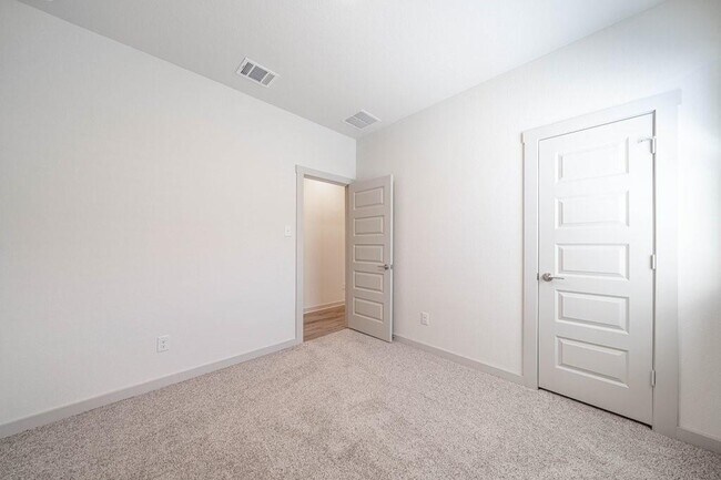 Building Photo - 225 New Hampton Wy