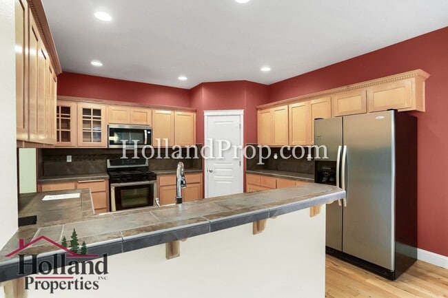 Building Photo - Must See, Beautiful 4 bedroom home in Hillsboro