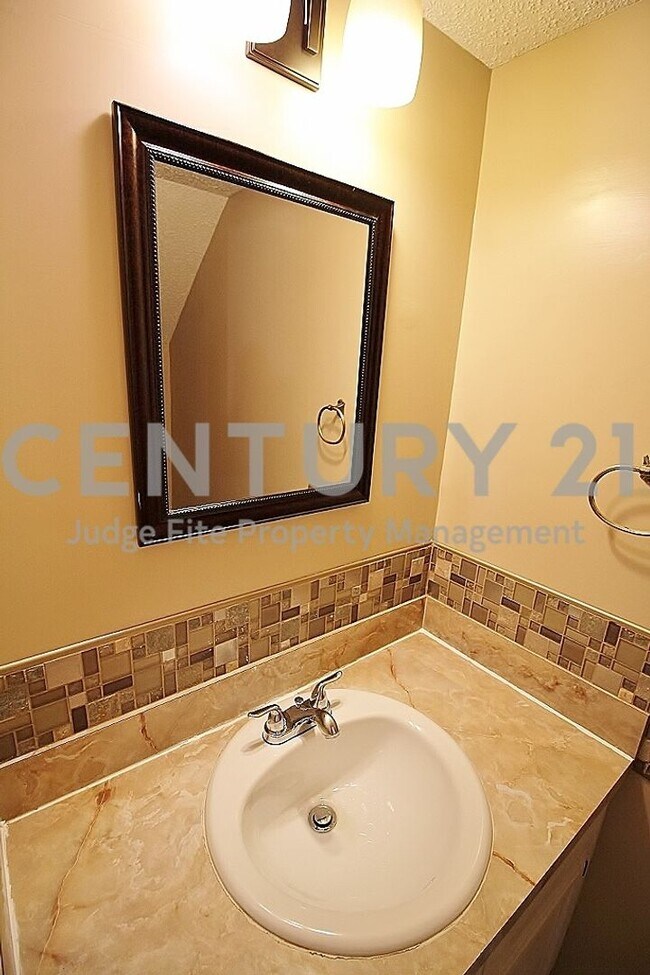 Building Photo - Affordable 2-Story 2/1.5 Townhome in Dunca...