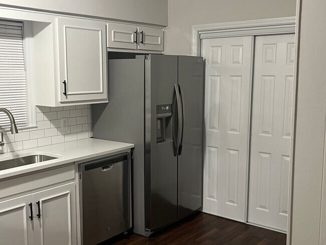 Building Photo - Holiday Special Save $800.00